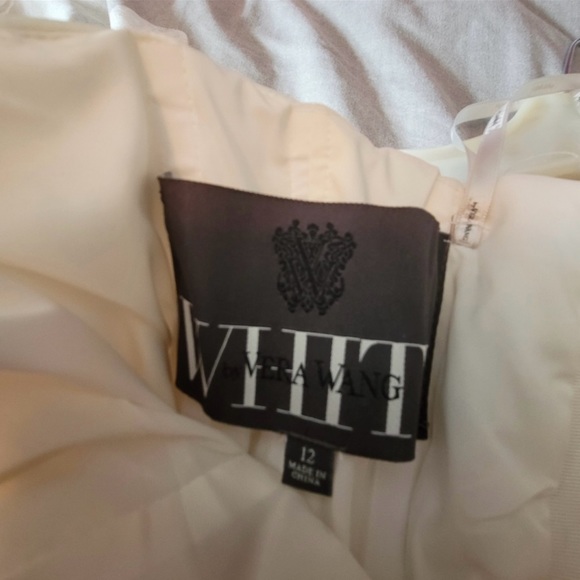 Vera Wang Wedding Dress - Picture 5 of 9